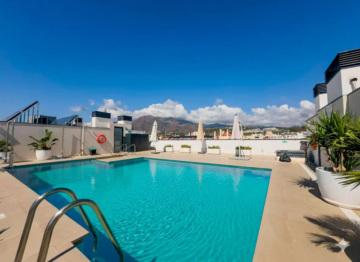 Piscina de Ático en venta en Estepona con Calefacción, Terraza y Trastero