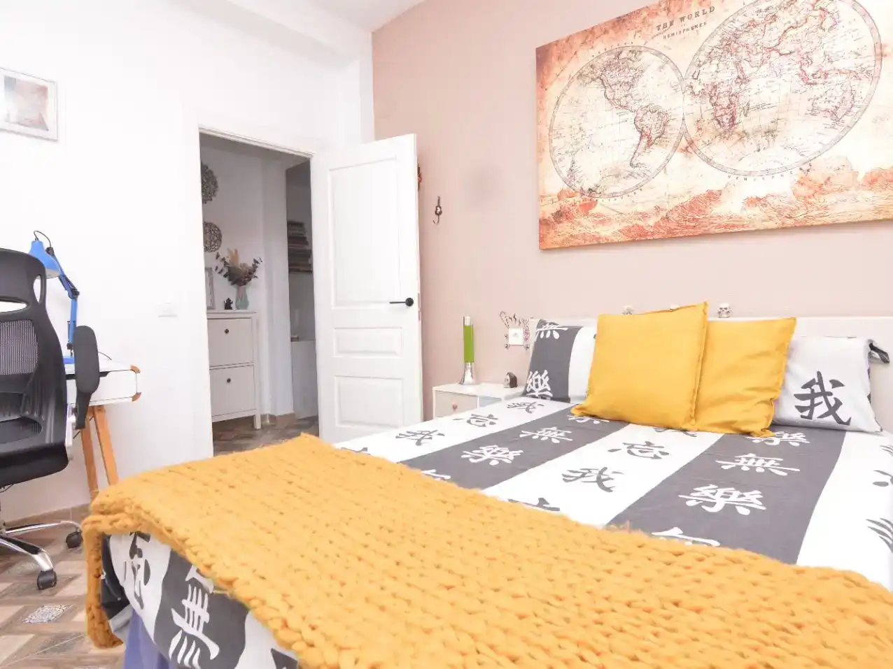 Schlafzimmer von Haus oder Chalet zum Verkauf in Chiva mit Klimaanlage, Schwimmbad und Balkon