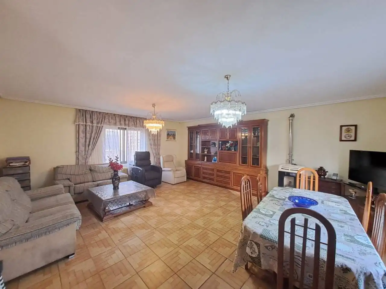 Sala d'estar de Casa adosada en venda en Burgos amb Calefacció i Jardí privat
