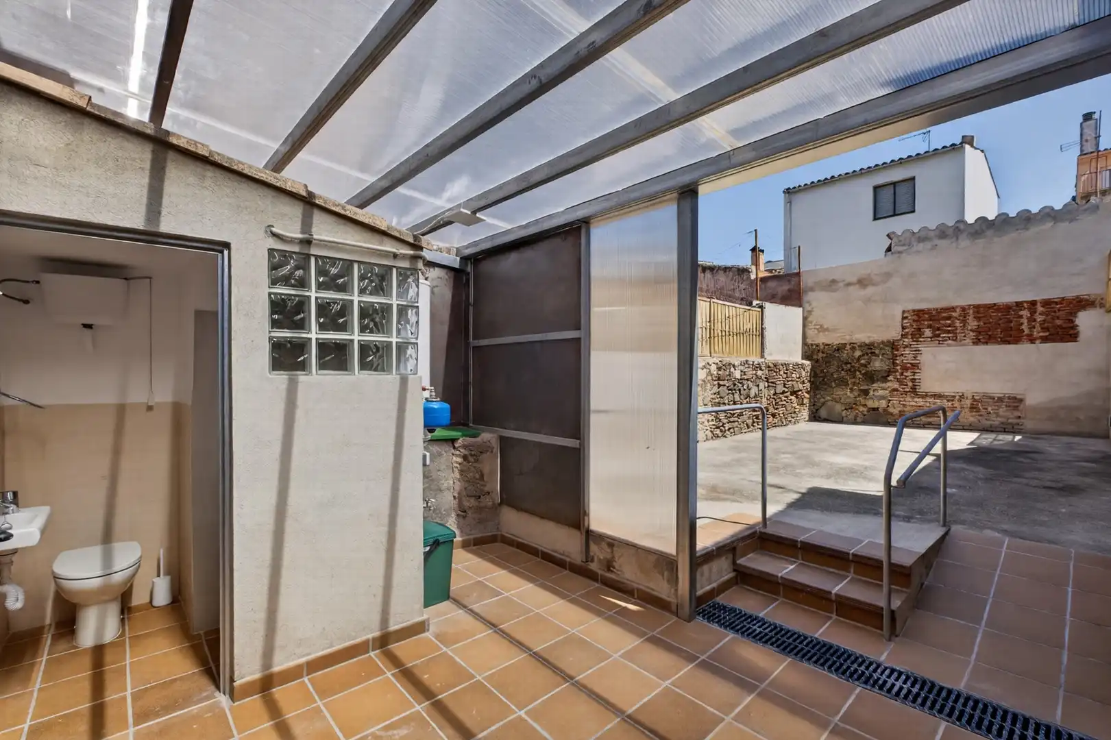 Terrasse von Einfamilien-Reihenhaus zum Verkauf in Cassà de la Selva mit Klimaanlage, Heizung und Privatgarten