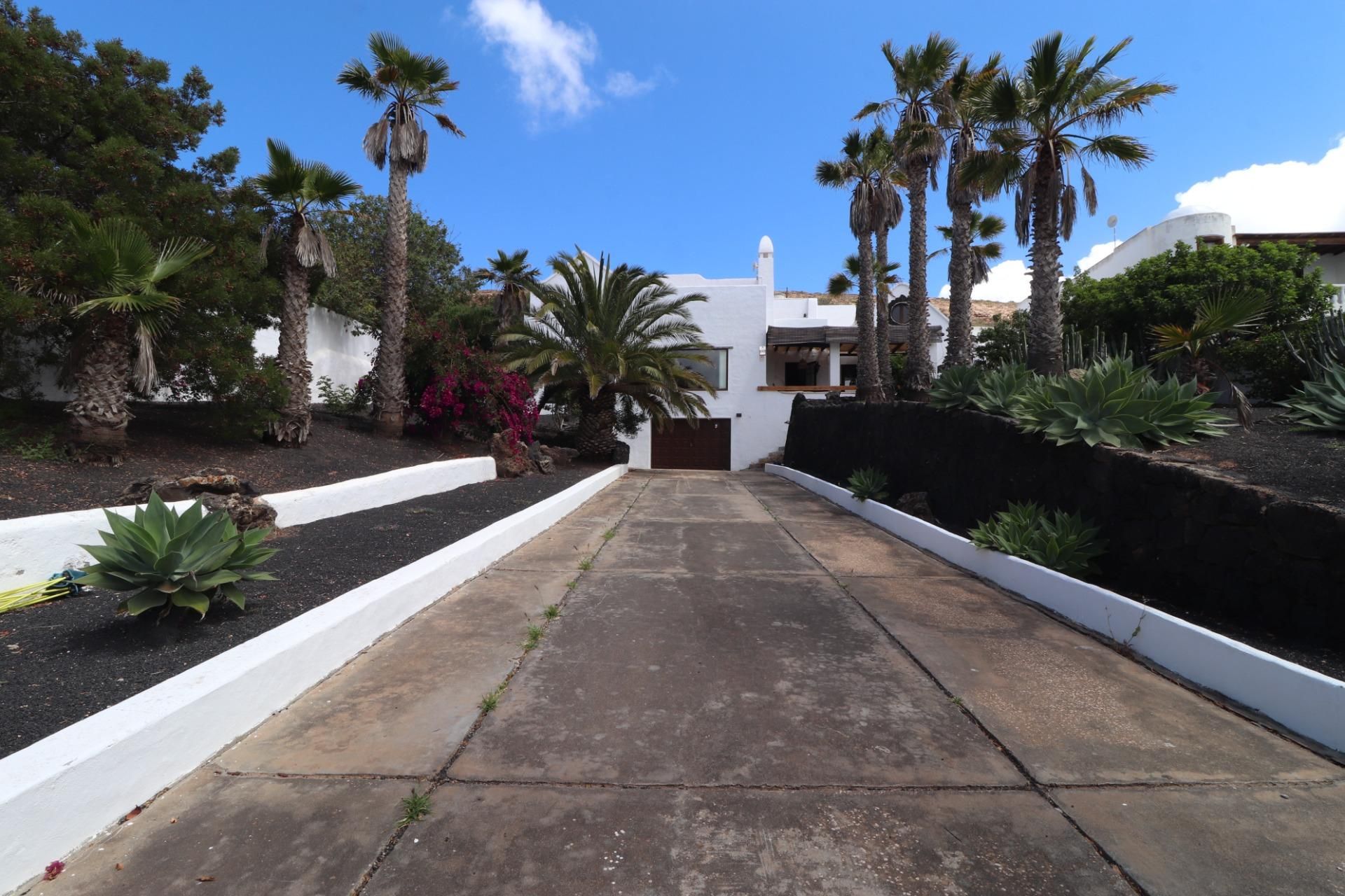 Vista exterior de Casa o xalet en venda en Teguise amb Jardí privat, Terrassa i Traster
