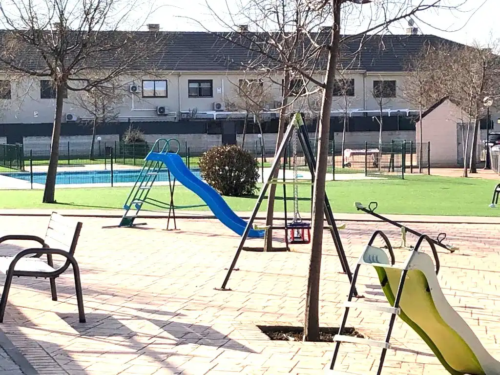 Schwimmbecken von Einfamilien-Reihenhaus zum Verkauf in Aranjuez mit Klimaanlage, Heizung und Terrasse