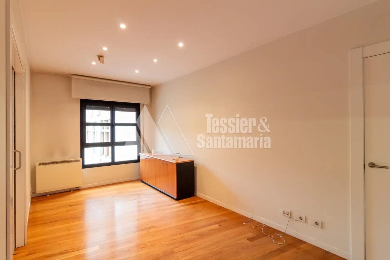 Schlafzimmer von Büro zur Miete in Gijón  mit Heizung und Möbliert