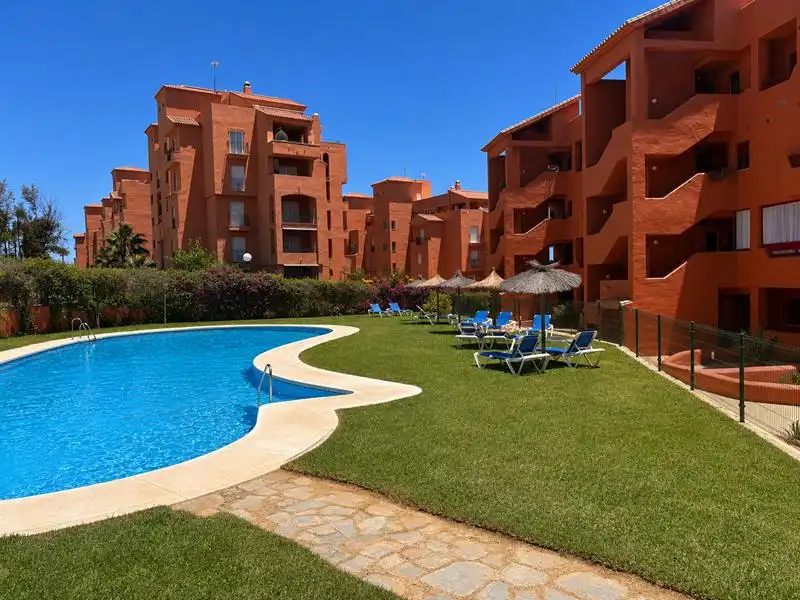 Vista exterior de Àtic en venda en Manilva amb Aire condicionat, Calefacció i Jardí privat