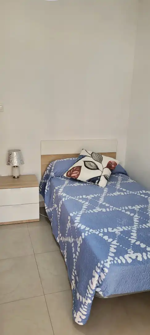 Habitación de Piso de alquiler en Cuenca con Calefacción, Parquet y Amueblado