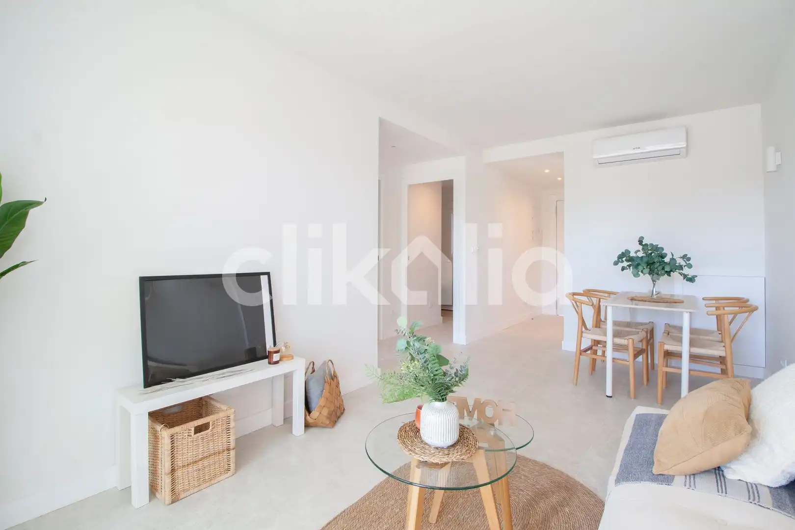 Living room of Flat for sale in Marbella  with Air Conditioner, Terrace and Swimming Pool