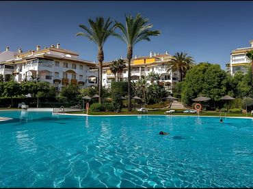 Bajo con piscina en venta en Nueva Andalucía