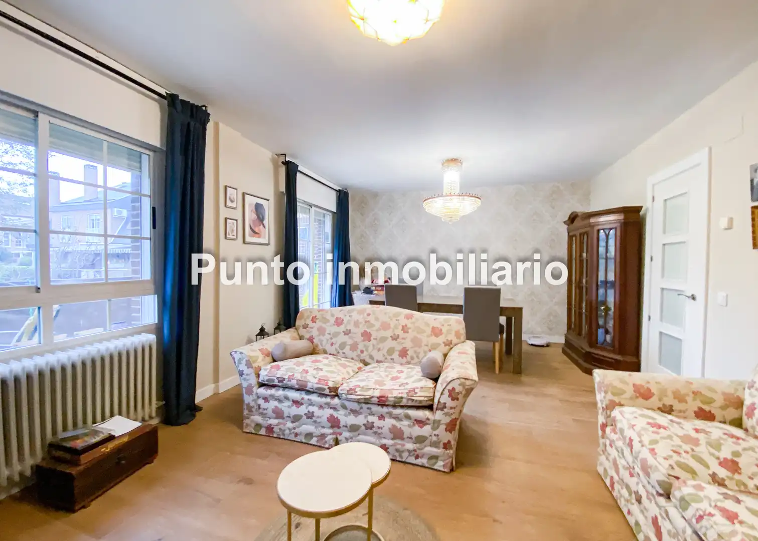 Sala d'estar de Casa adosada en venda en Valladolid amb Calefacció, Jardí privat i Parquet