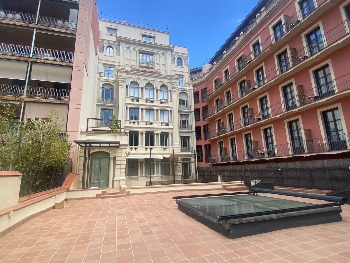 Exterior view of Office for rent in Barcelona  with Air Conditioner and Heating