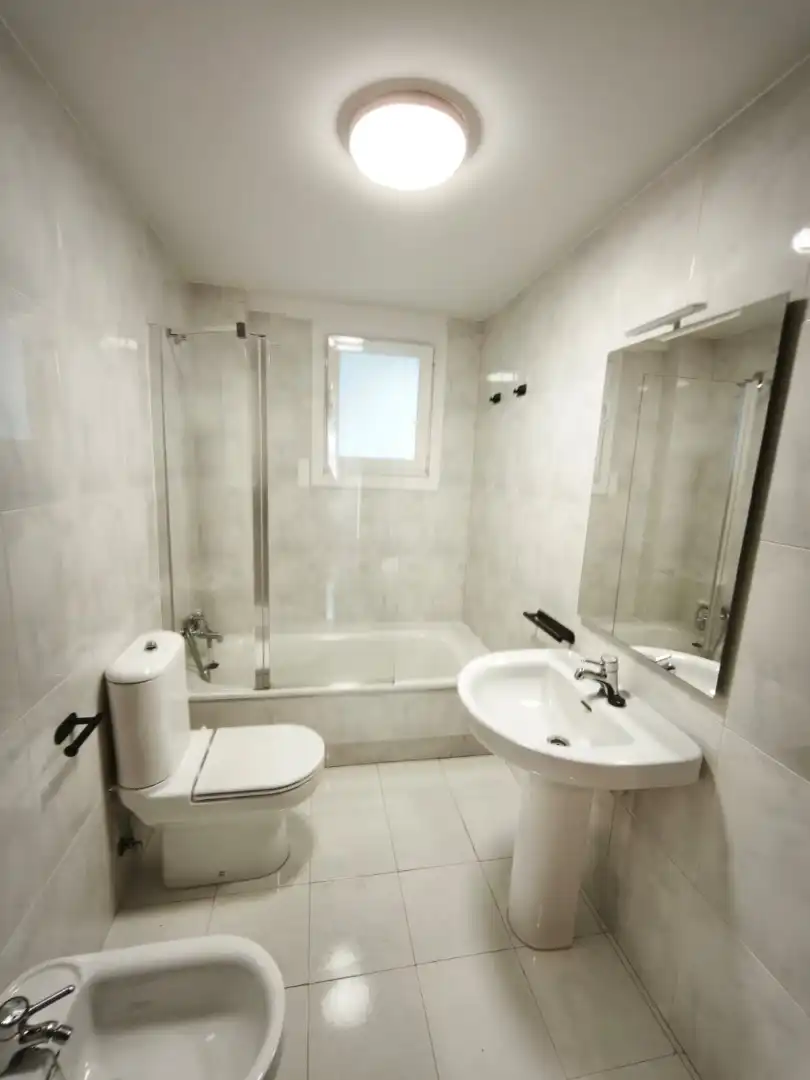 Baño de Piso de alquiler en Vigo  con Calefacción, Parquet y Horno