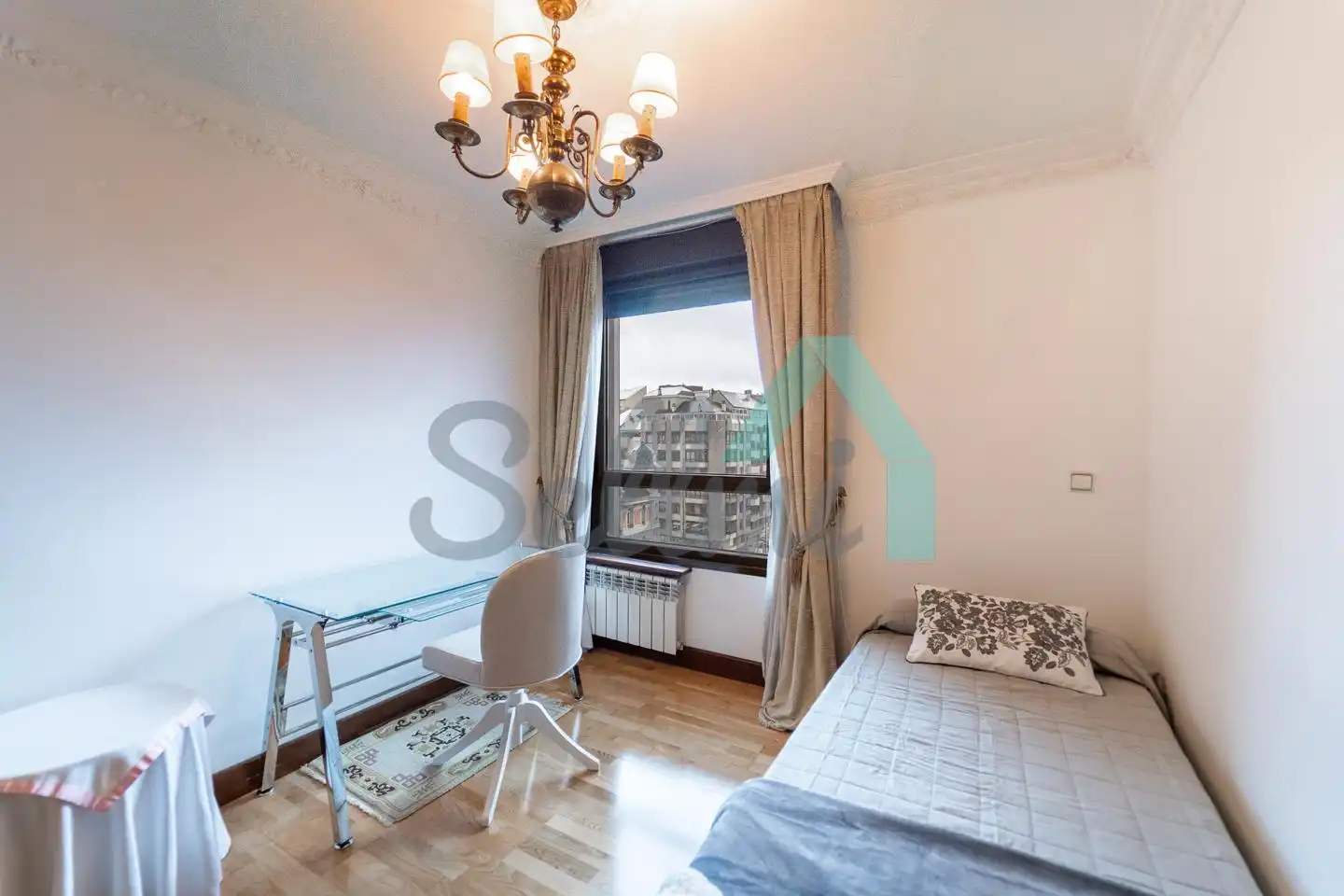 Schlafzimmer von Wohnung zur Miete in Oviedo  mit Heizung, Parkett und Möbliert