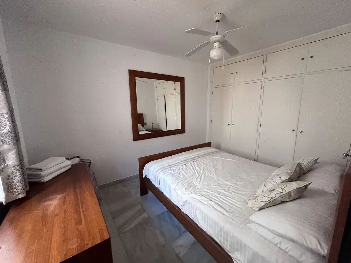 Dormitori de Apartament de lloguer en Estepona amb Calefacció, Terrassa i Moblat