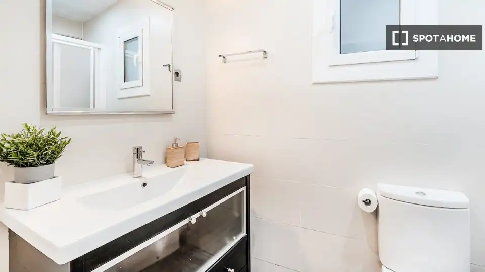 Baño de Piso para compartir en Barcelona con Aire acondicionado, Calefacción y Amueblado