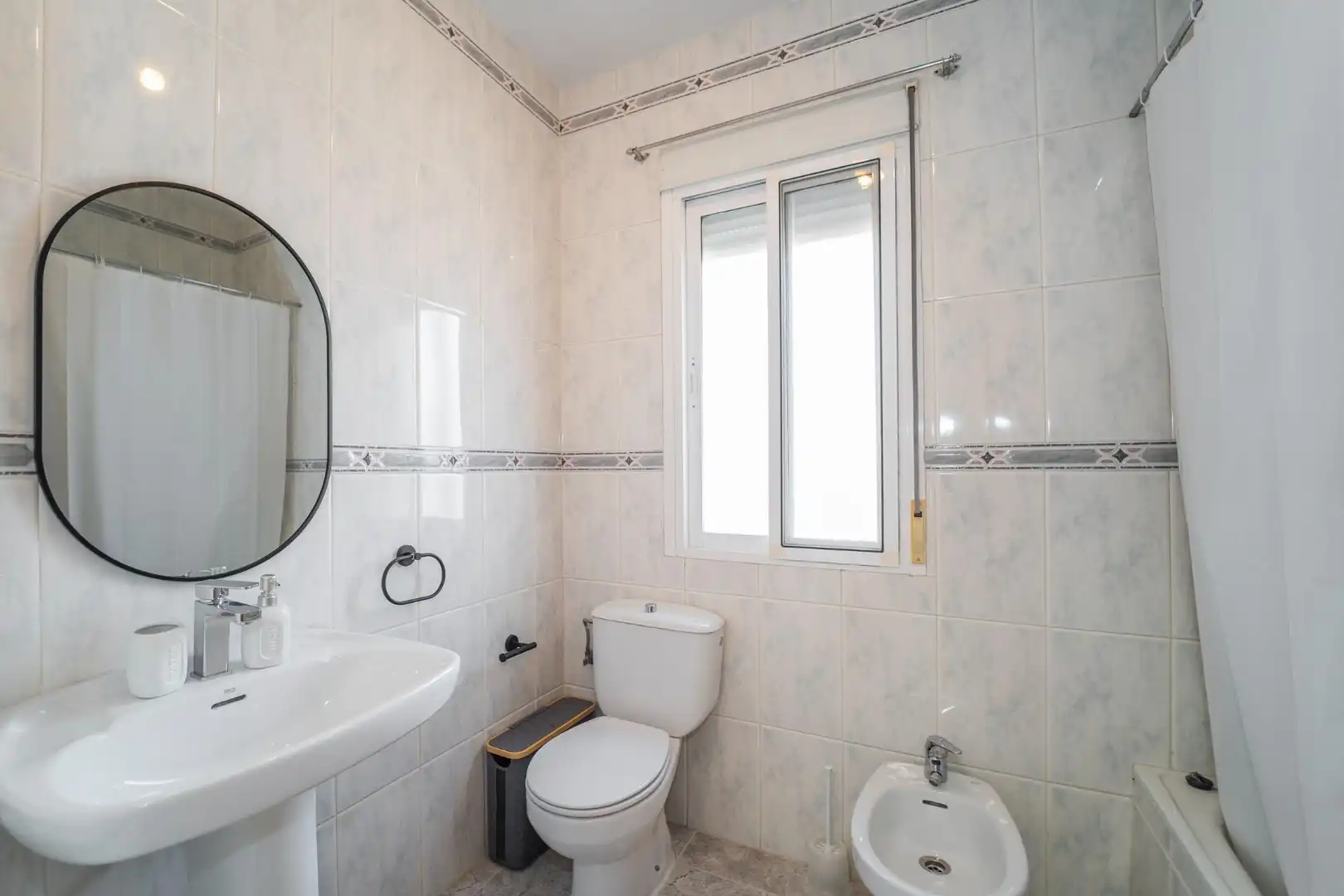 Baño de Casa adosada en venta en Cedillo del Condado con Calefacción, Jardín privado y Terraza