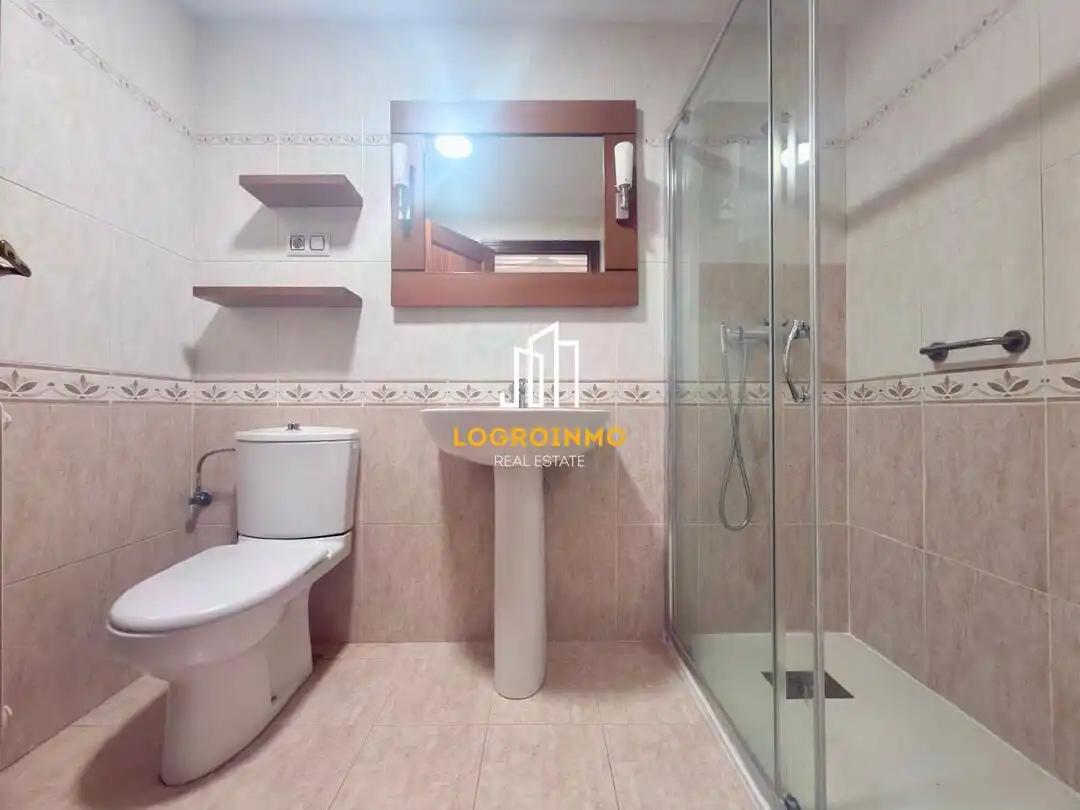 Baño de Piso en venta en  Logroño con Calefacción, Trastero y Balcón