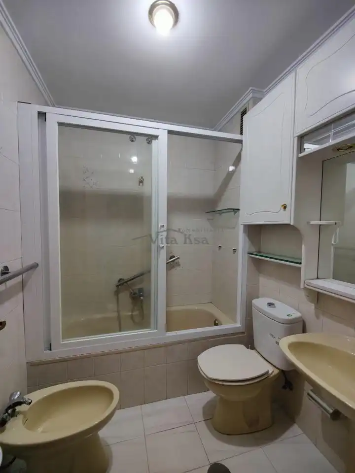 Bathroom of Flat for rent in Ourense Capital   with Heating, Storage room and Furnished