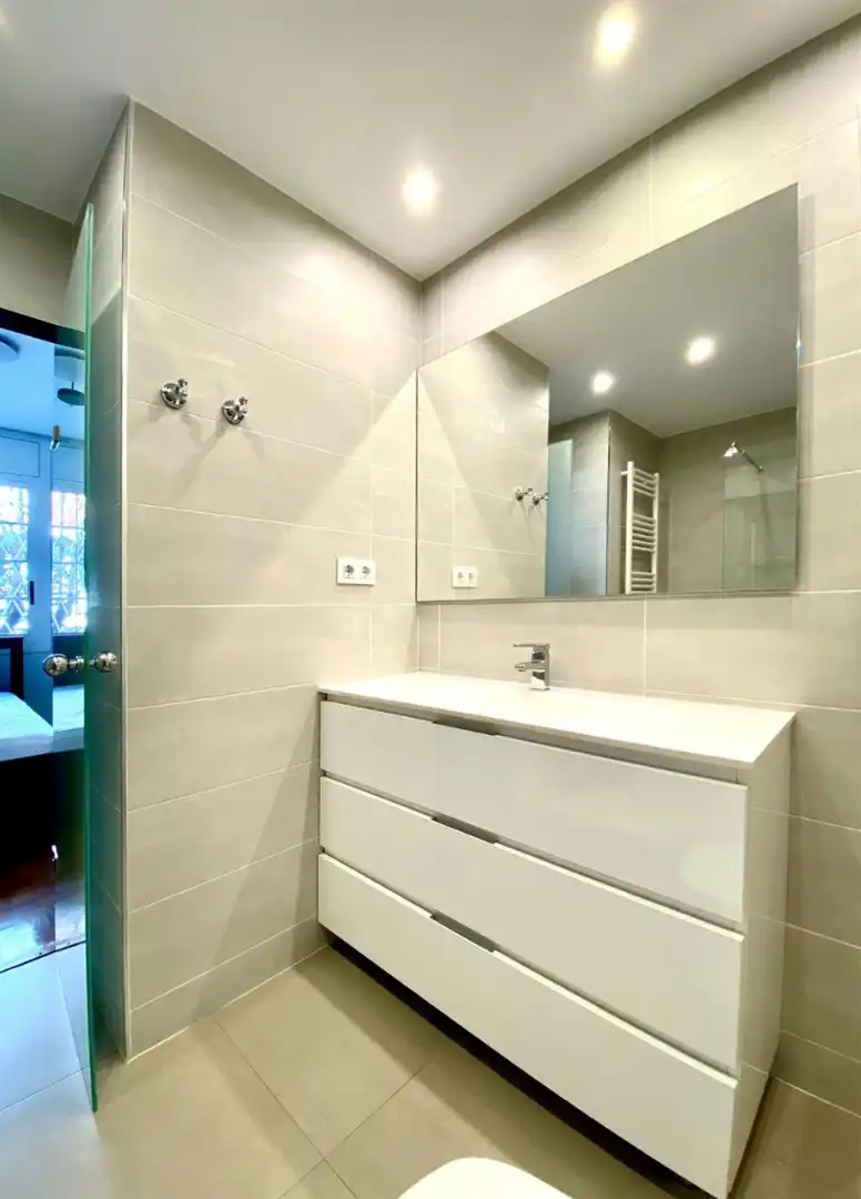 Badezimmer von Wohnung zum Verkauf in Barcelona mit Klimaanlage und Gemeinschaftspool