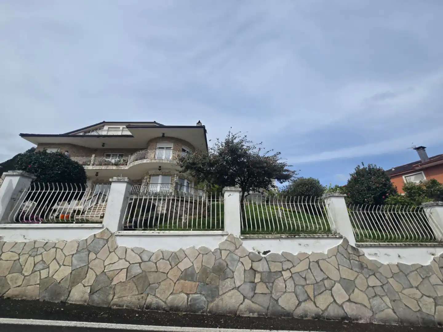 Vista exterior de Casa o xalet en venda en Viveiro amb Calefacció, Jardí privat i Parquet