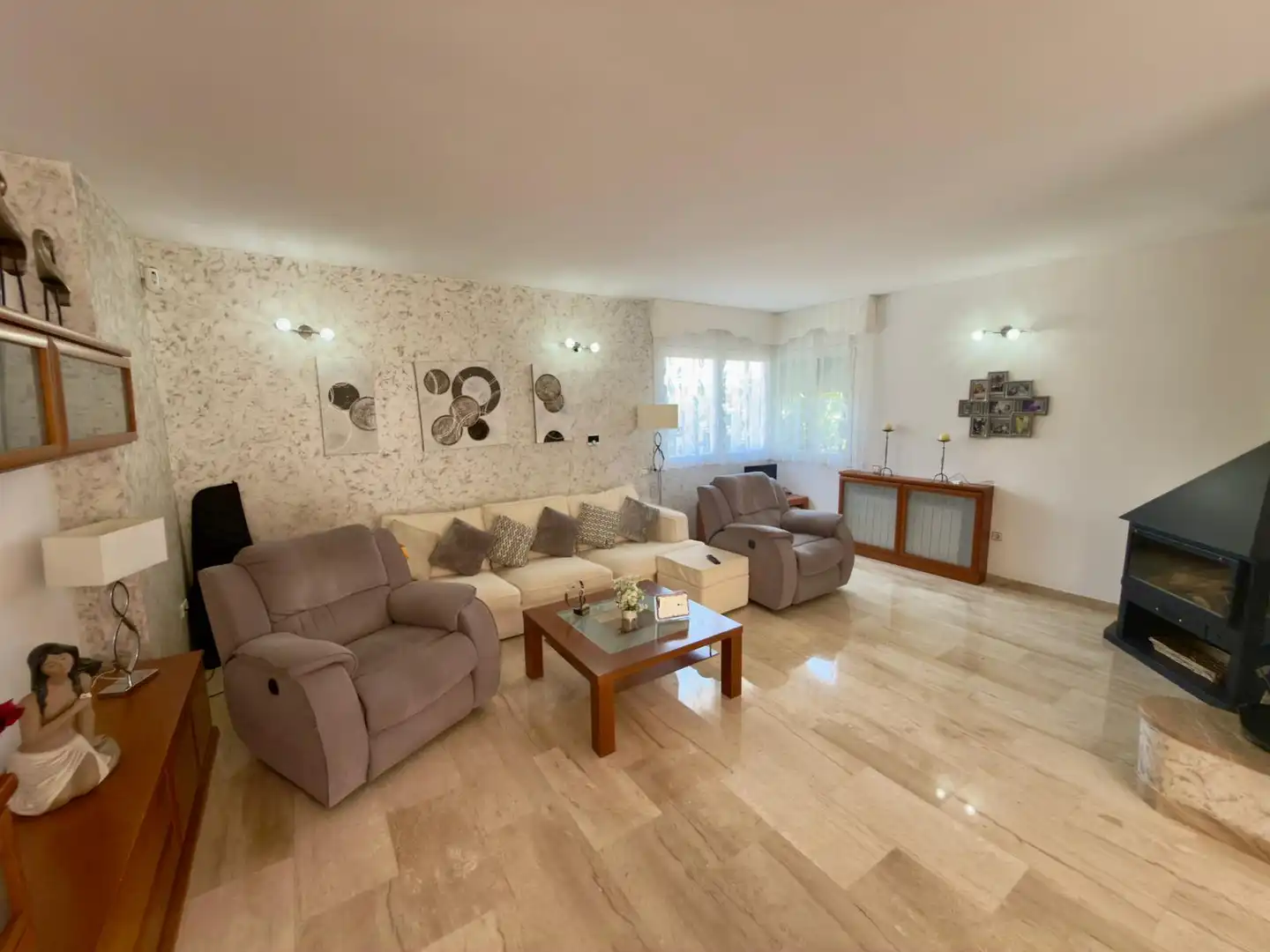 Sala d'estar de Casa o xalet en venda en Sant Boi de Llobregat amb Calefacció, Jardí privat i Parquet