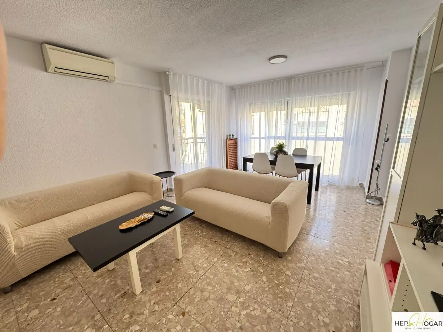 Living room of Flat for rent in Toledo  with Air Conditioner, Heating and Parquet flooring