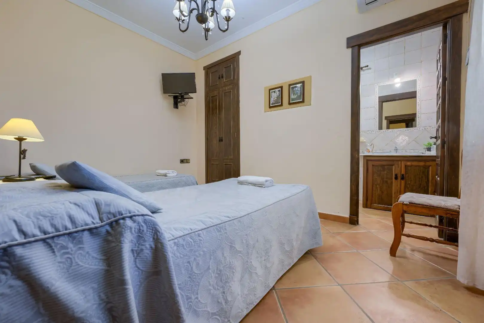 Habitación de Casa o chalet en venta en Sanlúcar la Mayor con Aire acondicionado, Calefacción y Jardín privado