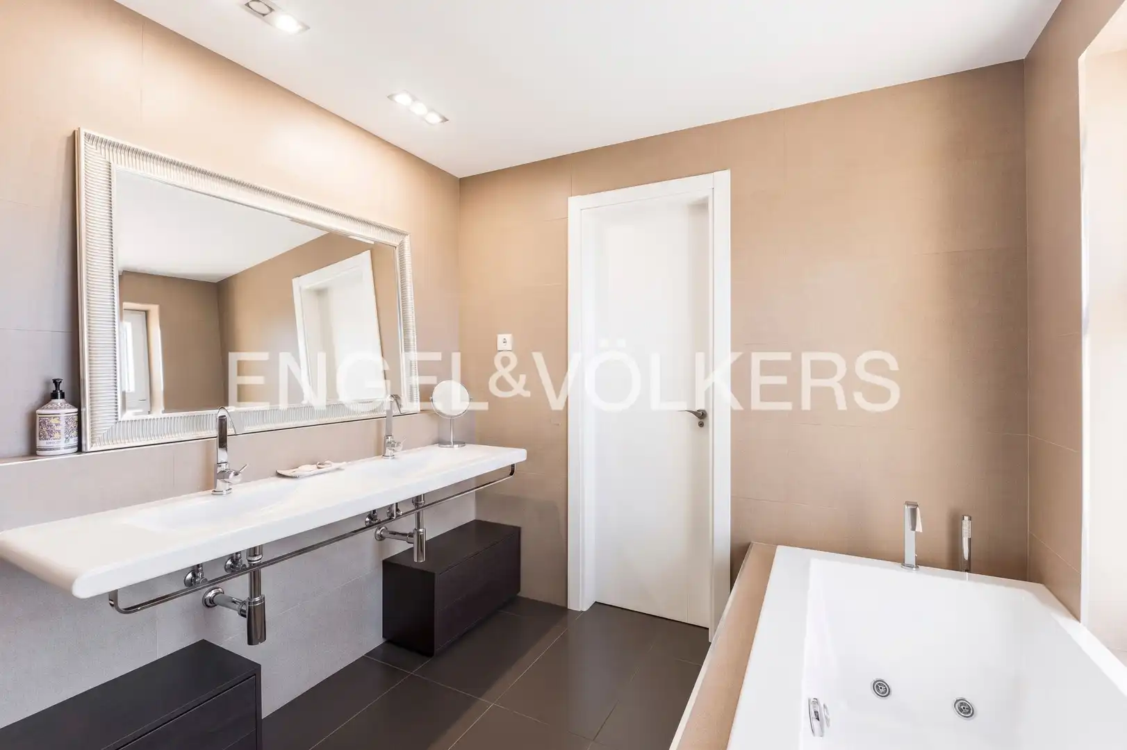 Bathroom of Houses for sale in La Moraleja  with Air Conditioner, Heating and Private garden