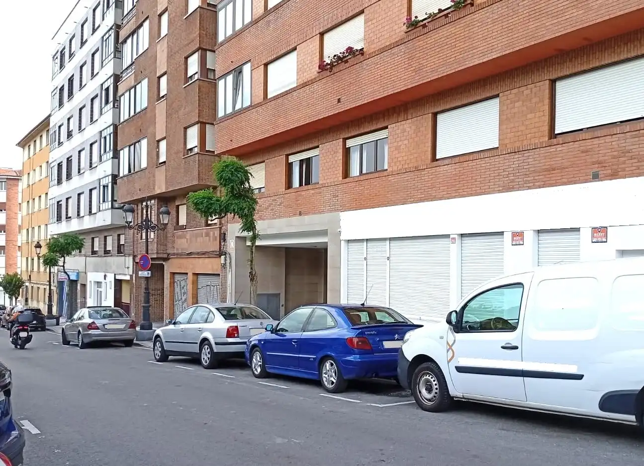 Außenansicht von Garage zum Verkauf in Oviedo 