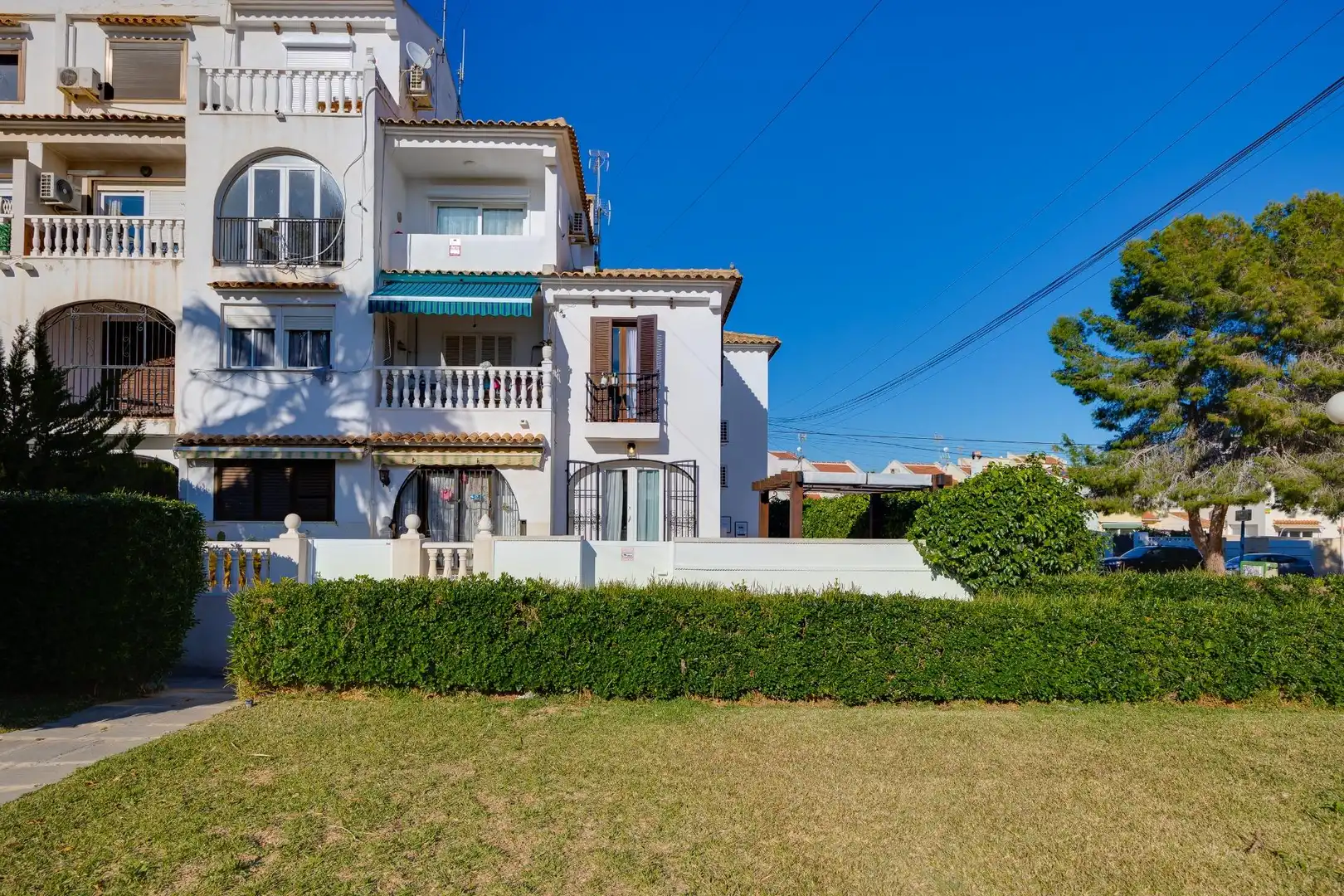 Vista exterior de Casa o xalet en venda en Torrevieja amb Aire condicionat, Jardí privat i Moblat