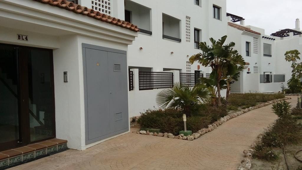 Vista exterior de Apartament en venda en La Línea de la Concepción amb Traster i Piscina comunitària