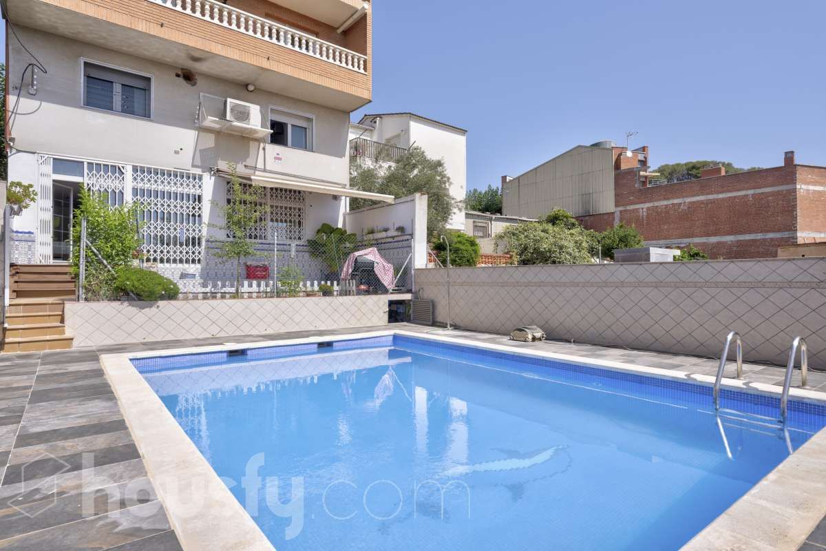 Piscina de Casa adosada en venda en Rubí amb Aire condicionat, Calefacció i Jardí privat