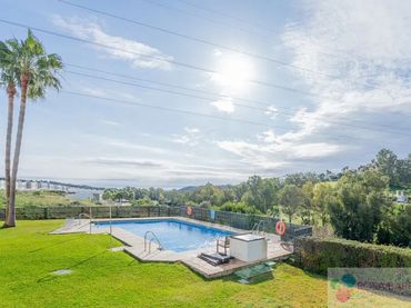 Casa aparellada amb piscina en venda a Playa Bahía Dorada