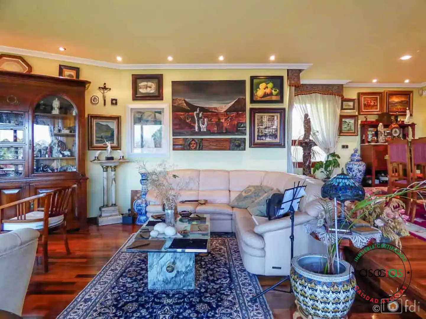 Sala d'estar de Casa o xalet en venda en Oviedo  amb Calefacció, Jardí privat i Parquet