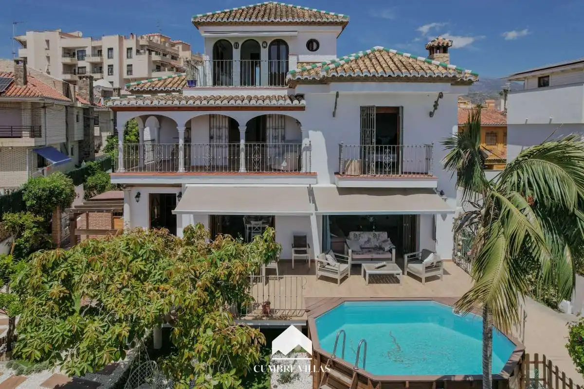 Vista exterior de Casa o chalet en venta en Almuñécar con Jardín privado, Terraza y Amueblado