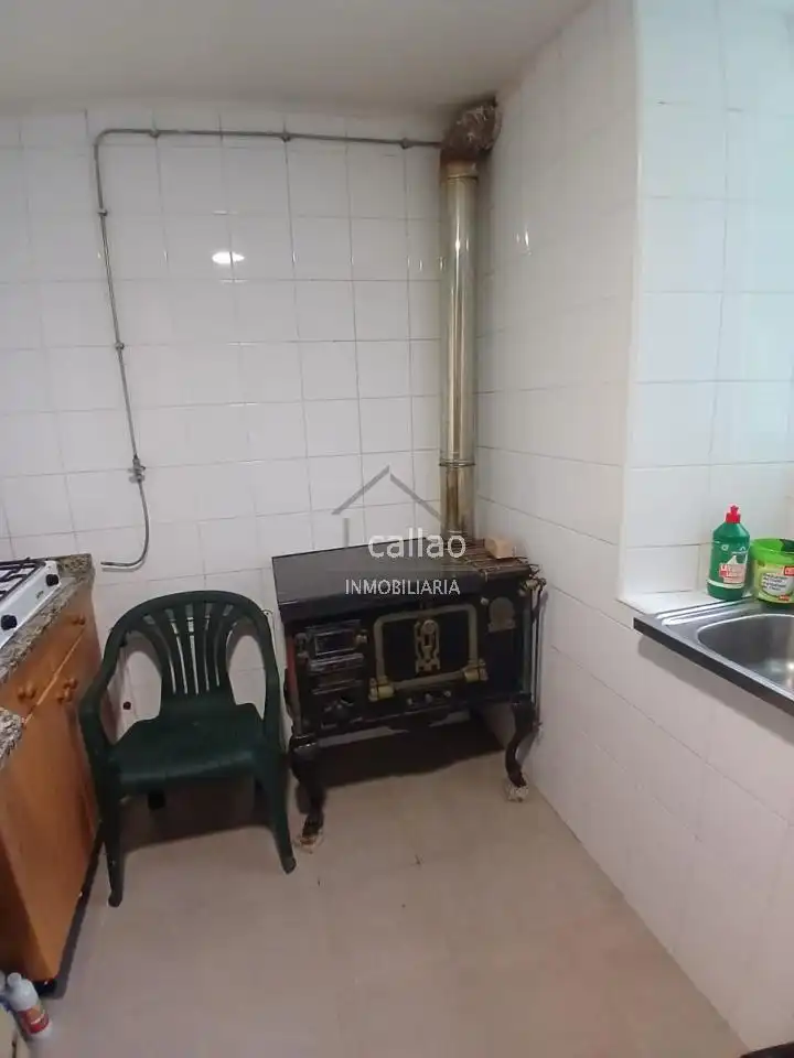 Cuina de Casa adosada en venda en Narón amb Jardí privat, Traster i Moblat