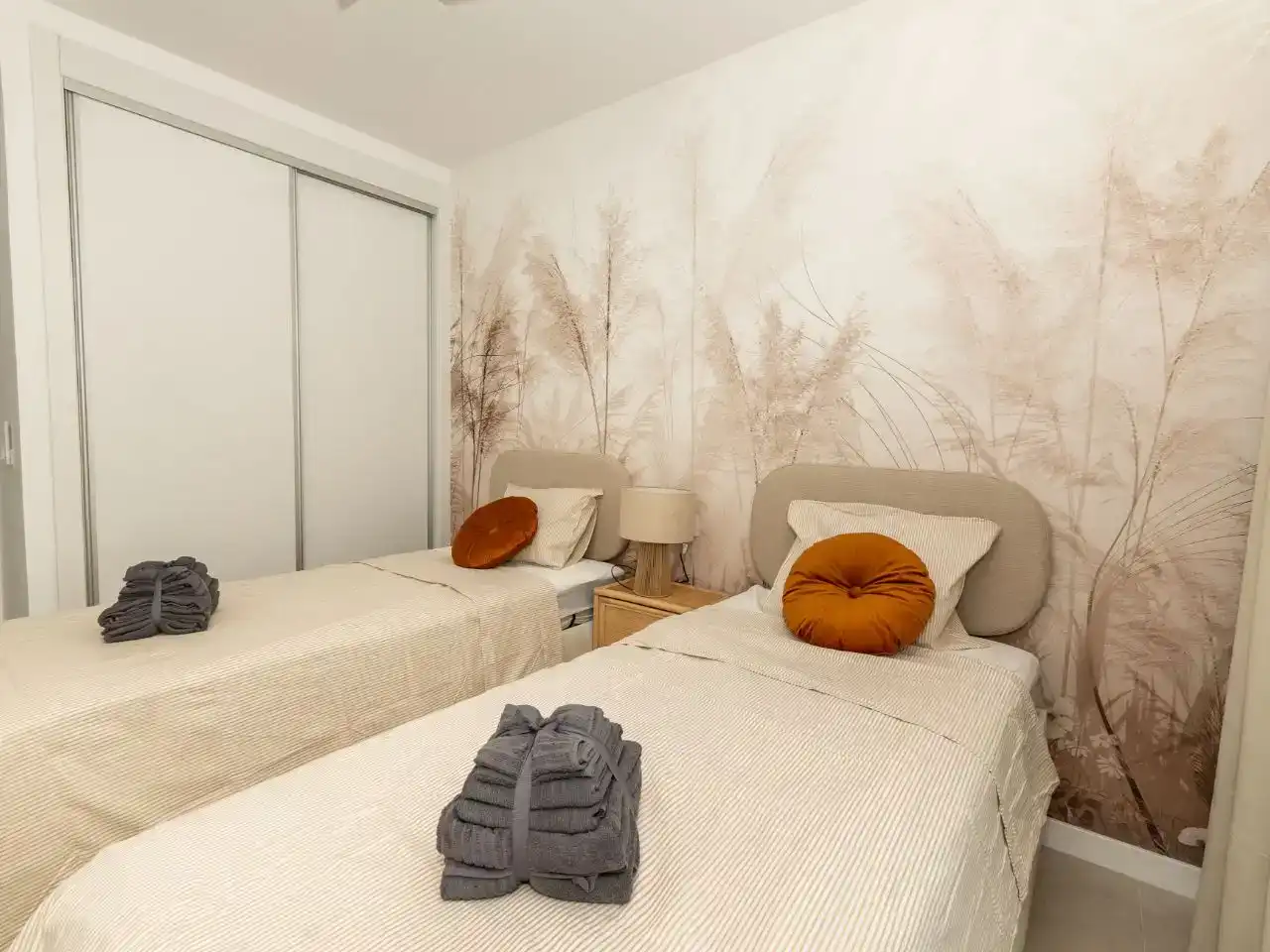 Dormitori de Apartament de lloguer en Fuengirola amb Aire condicionat, Piscina i Balcó