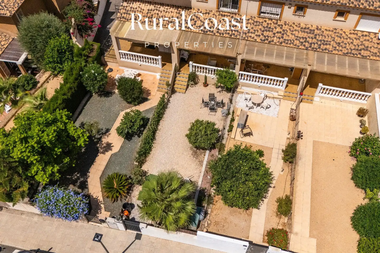 Vista exterior de Casa adosada en venda en Busot amb Jardí privat, Piscina i Piscina comunitària