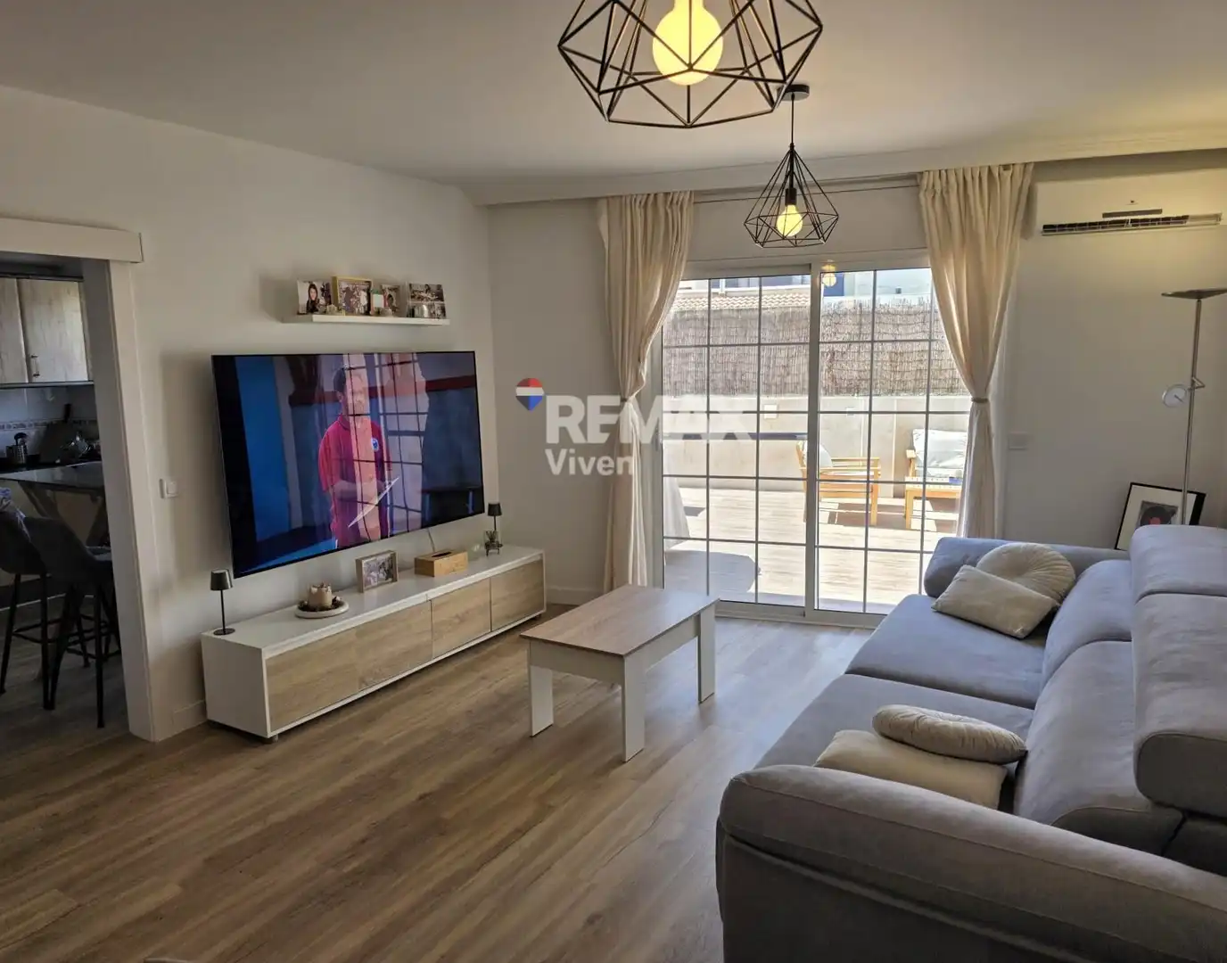 Sala d'estar de Casa adosada en venda en Vilanova i la Geltrú amb Aire condicionat, Jardí privat i Parquet