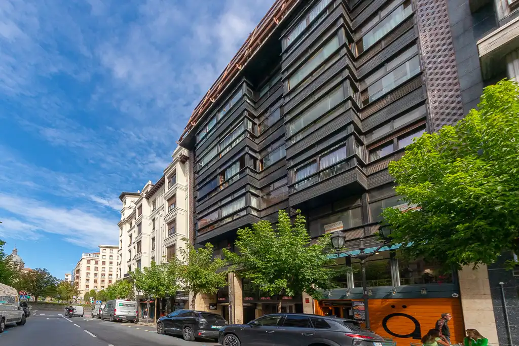 Vista exterior de Pis en venda en Indautxu