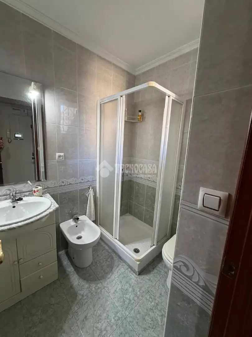 Bathroom of Flat for sale in Sevilla  with Air Conditioner and Furnished