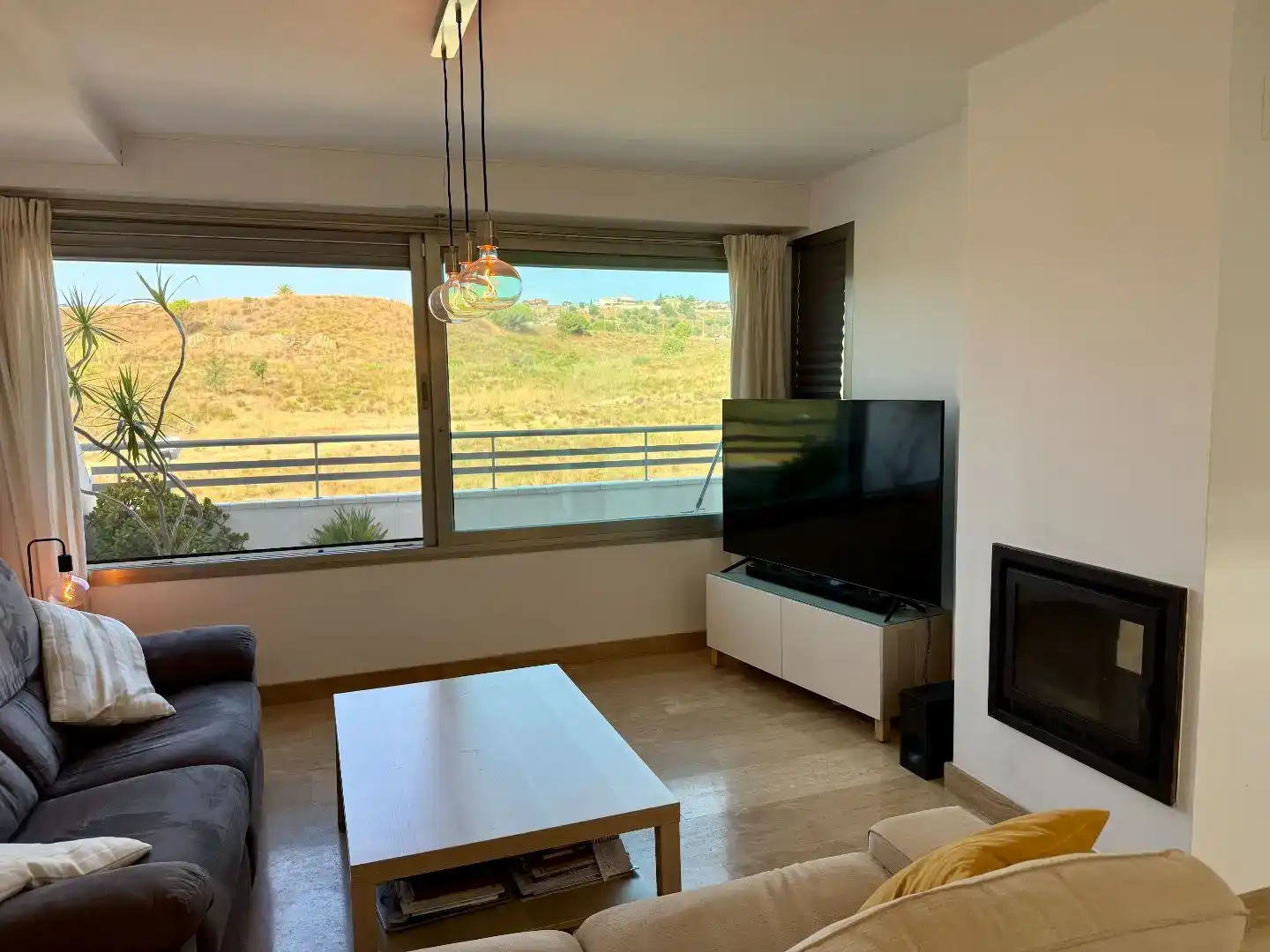Sala d'estar de Pis en venda en Mijas amb Aire condicionat, Piscina i Balcó