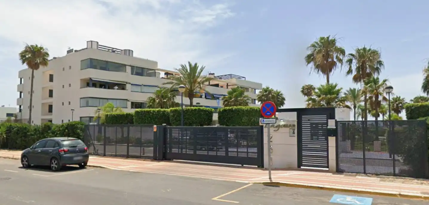 Appartamento con piscina in vendita a Avenida de la Sal 251