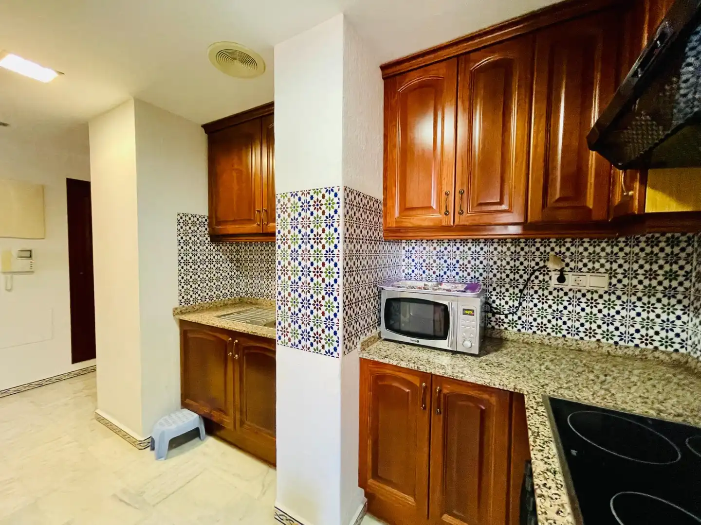 Cuina de Apartament en venda en Torrevieja amb Jardí privat, Terrassa i Moblat