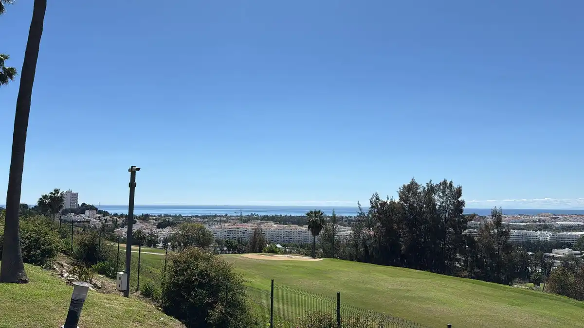 Vista exterior de Pis en venda en Marbella amb Aire condicionat