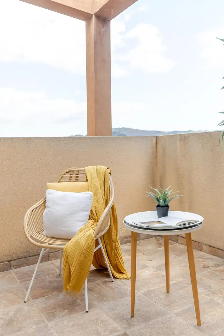 Terrasse von Einfamilien-Reihenhaus zum Verkauf in Gilet mit Terrasse, Abstellraum und Balkon