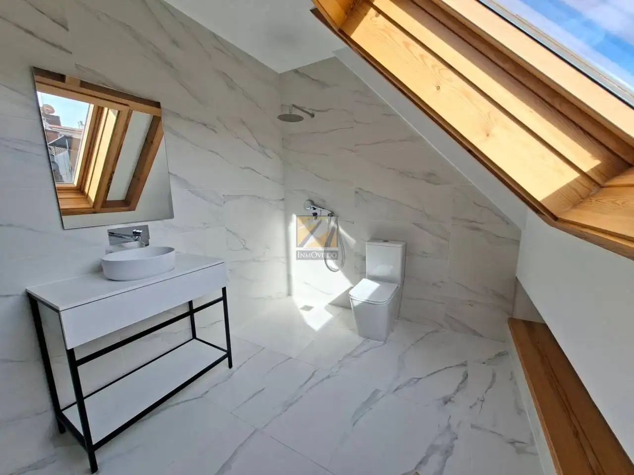 Bathroom of Attic for sale in Oviedo   with Heating, Terrace and Furnished