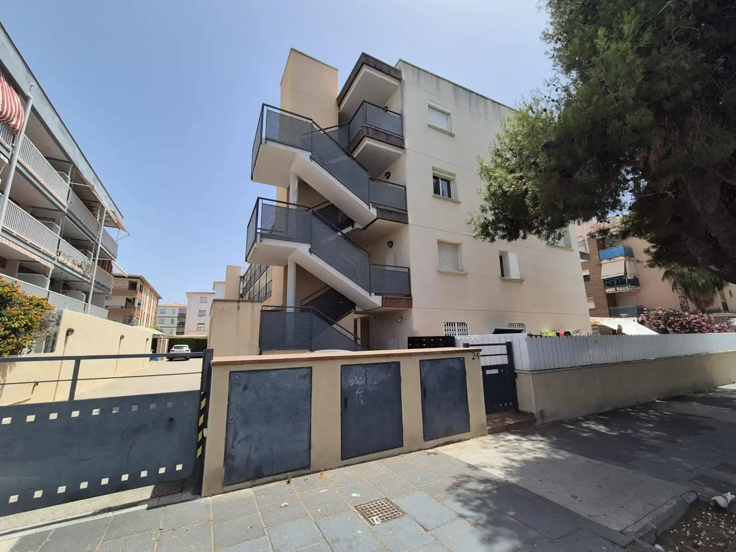 Außenansicht von Wohnung zum Verkauf in El Vendrell mit Klimaanlage, Heizung und Privatgarten