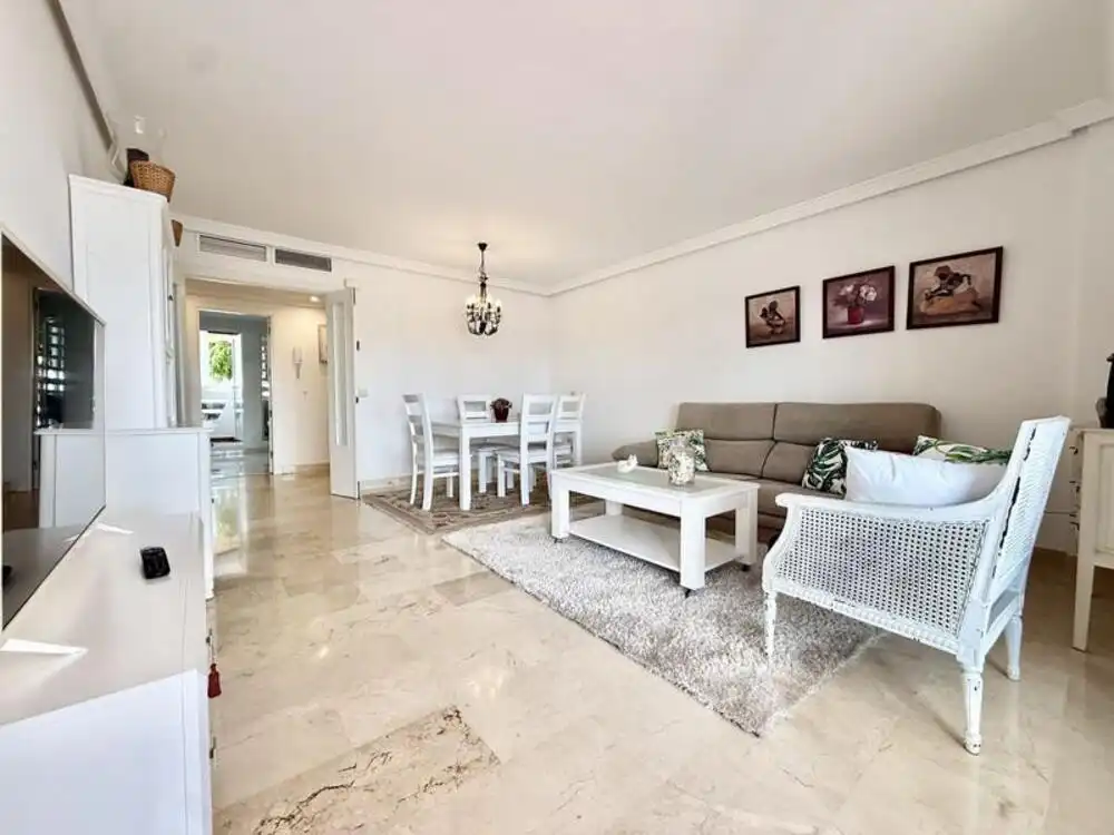 Wohnzimmer von Erdgeschoss zur Miete in Estepona mit Klimaanlage, Terrasse und Schwimmbad