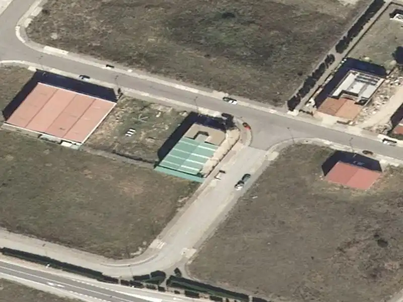 Parkplatz von Fabrikhallen zum Verkauf in Lerma