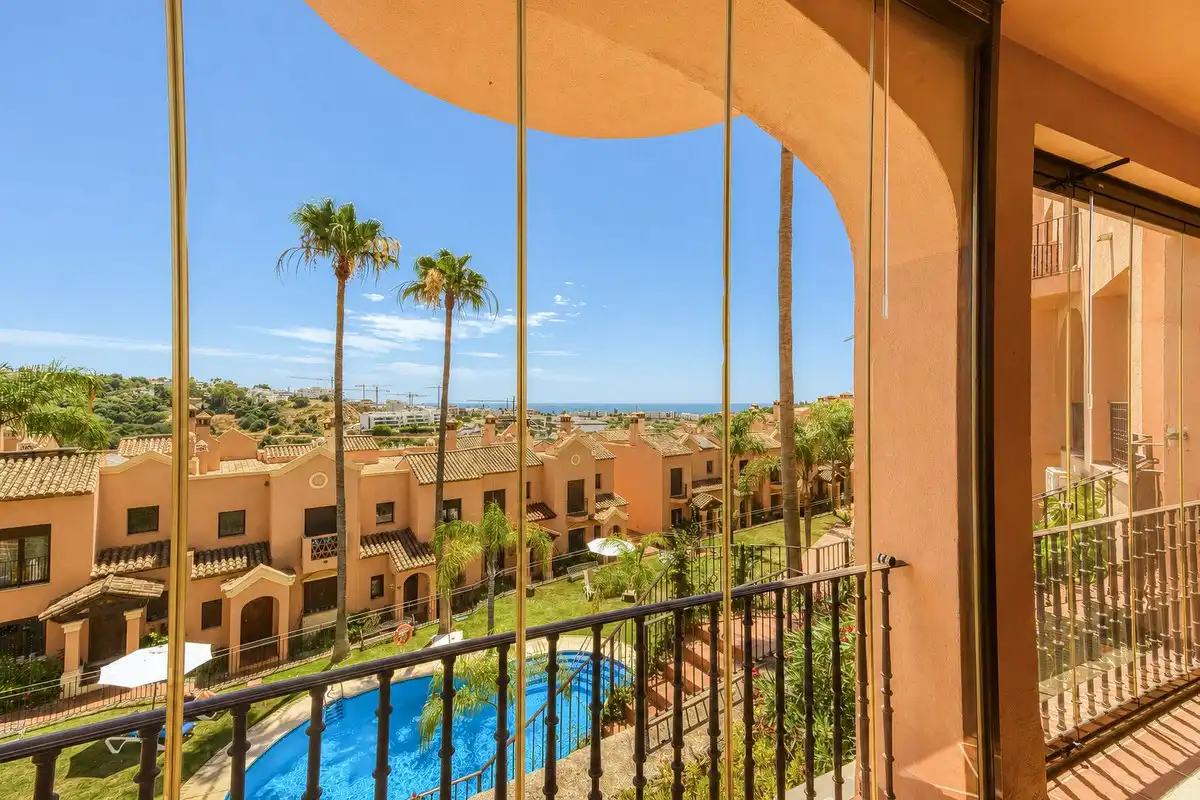 Vista exterior de Casa adosada en venta en Estepona con Aire acondicionado, Terraza y Alarma
