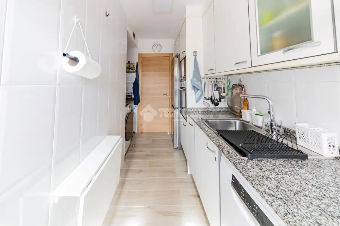 Küche von Wohnung zum Verkauf in Calafell mit Klimaanlage, Abstellraum und Balkon